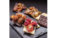 Mendiants chocolat aux fruits secs assortis noir, lait, blanc