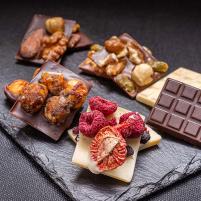 Image Mendiants chocolat aux fruits secs assortis noir, lait, blanc